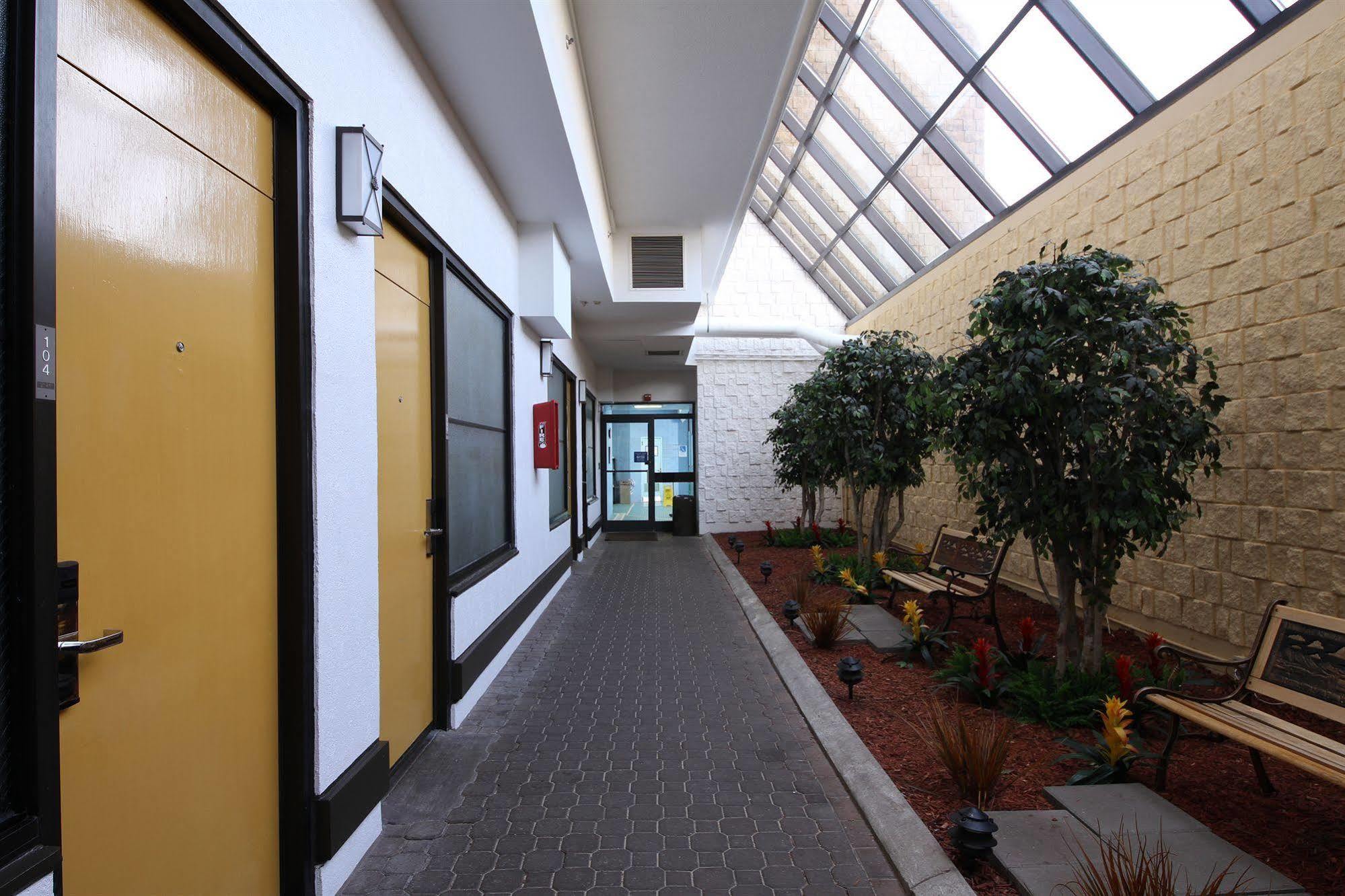 The Barclay Towers Hotel And Resort Virginia Beach Buitenkant foto